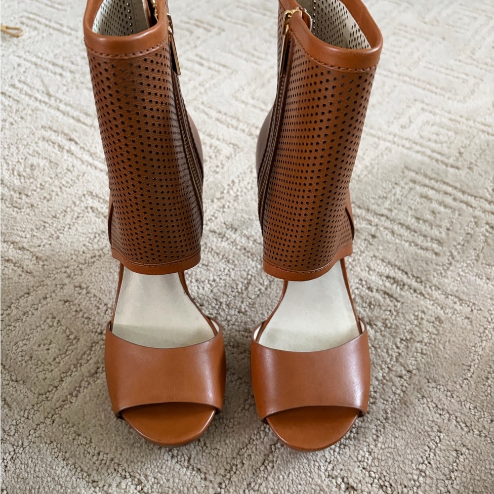 MICHAEL KORS Tan Peep-Toe Heels